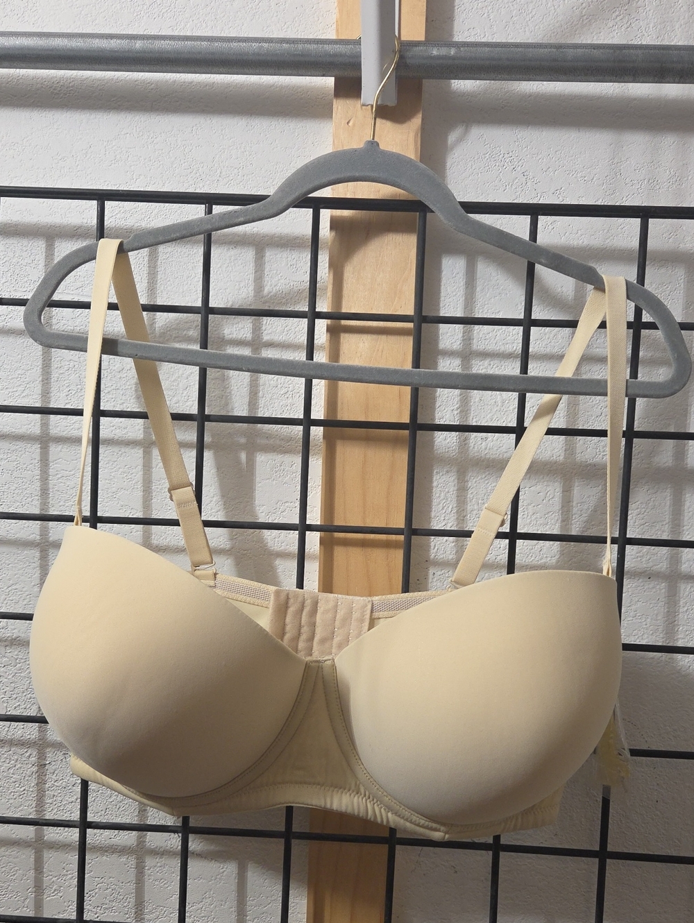 ***Q-T Intimates Smooth Convertible Strapless Bra - Cream (PLEASE NOTE DUST)